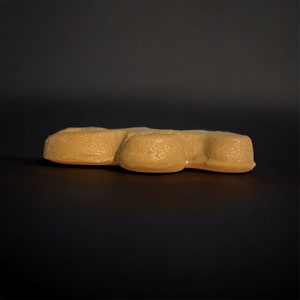 Puede incluir: Una galleta de jengibre marr&oacute;n claro con forma de pata de oso.