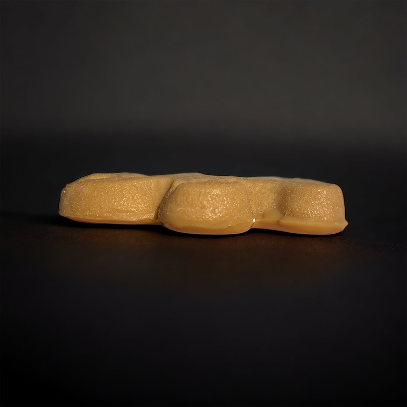Puede incluir: Una galleta de jengibre marr&oacute;n claro con forma de pata de oso.