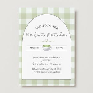 Puede incluir: Una invitación de despedida de soltera con estampado de cuadros vichy verde y blanco con una ilustración de latte de té verde y el texto "She's found her Perfect Matcha" y "May 27th 3:30 PM". La invitación también incluye el texto "Please join us for a bridal shower honouring Sandra Moore 123 Anywhere St., Any City, ST 12345 PLEASE RSVP AT +123-456-7890".