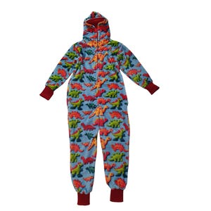 Könnte beinhalten: Blauer Overall mit Dinosaurier-Muster. Der Overall hat eine Kapuze und einen Reißverschluss und ist mit orangefarbenen, grünen und roten Dinosauriern verziert. Die Manschetten und das Kapuzenfutter sind rot.