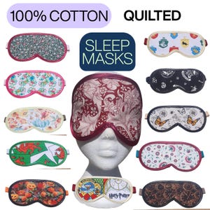 Puede incluir: Una colección de antifaces para dormir acolchados de 100% algodón con varios patrones, incluyendo diseños florales, de mariposas, calabazas y temas de magos. Cada antifaz tiene una forma contorneada con ribete y una banda elástica.