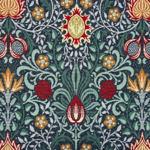 Puede incluir: Un detallado patrón floral en tonos azul marino, verde, rojo, naranja y crema. El diseño presenta flores estilizadas, hojas y formas similares a granadas, creando un aspecto rico y texturizado. El patrón es simétrico e intrincado.