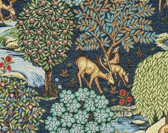 Op de afbeelding: Een geweven stof met een donkerblauwe achtergrond en een herhalend patroon van gouden herten, fruitbomen en lichtgroen gebladerte. Onderaan is een witte liniaal zichtbaar met afmetingen in inches tot 11 inch.
