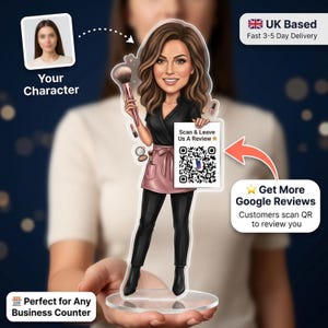 Puede incluir: Una figura de dibujos animados de una mujer sosteniendo un pincel de maquillaje y un letrero con un código QR. La figura lleva una blusa negra, un delantal rosa y pantalones negros. El letrero dice "Scan & Leave Us A Review". La base es transparente.