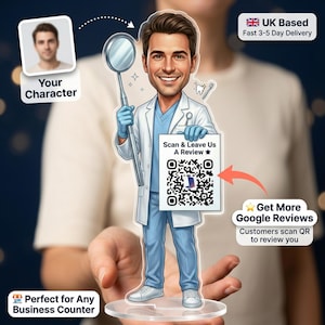 Puede incluir: Una figura de dentista de dibujos animados sosteniendo un espejo dental y un letrero con un código QR que dice "Scan & Leave Us A Review". La figura lleva una bata de laboratorio blanca y un uniforme azul. La base dice "Perfect for Any Business Counter".