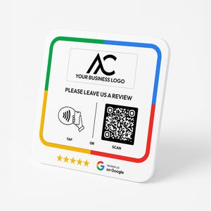 Op de afbeelding: Een wit vierkant bord met een gekleurde rand. Het bord heeft een logo met de letters "AC" en de tekst "YOUR BUSINESS LOGO". Het bord heeft ook de tekst "PLEASE LEAVE US A REVIEW" en instructies om een QR-code te "TAP" of "SCAN". Het bord heeft een vijfsterrenbeoordeling en een Google-reviewlink.