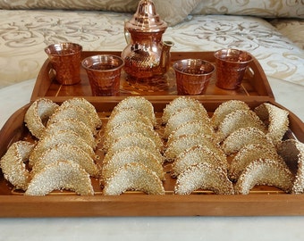 Authentic Moroccan Gazelle Horns: A Worldwide Reputation in Every Piece! With almonds and white sesame seeds, perfect.