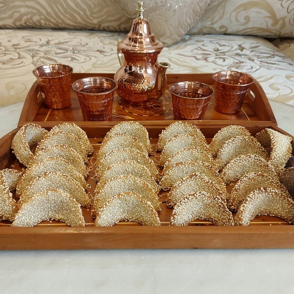 Les Authentiques Cornes de Gazelle Marocaines: Une Réputation Mondiale en Chaque Morceau! Aux amandes et graine de sésame blanche, parfait.