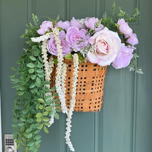 Suporte de porta com cesta floral roxa | Cesta de primavera para porta de entrada | Alternativa para guirlanda interna e externa | Decoração para casa | Decoração para chá de panela