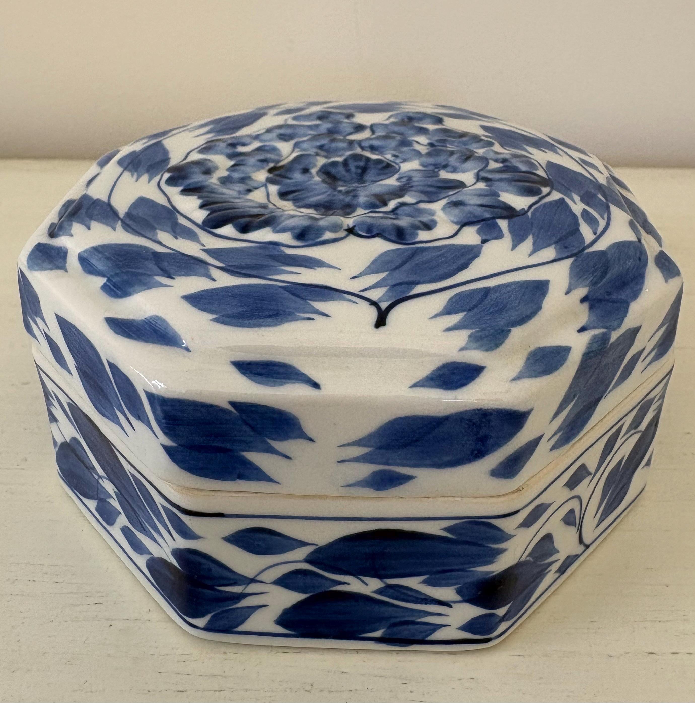 青と白の花柄陶器壺　Thailand Thai Blue White Porcelain - Etsy