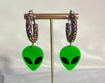 Pendientes alienígenas verdes / Regalos OVNI / Pendientes OVNI / Pendientes de declaración extravagantes / Extraterrestres / Pendientes de festival / Regalos alienígenas
