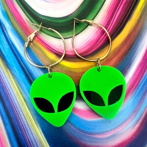 Grüne Alien Ohrringe / UFO Geschenke / UFO Ohrringe / Statement Ohrringe / Außerirdische Ohrringe / Festival Ohrringe / Alien Geschenke