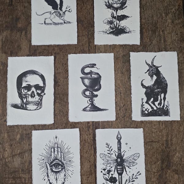 Impresiones de tinta gótica vintage sin marco de 10 x 15 cm sobre papel pergamino color crema con bordes deshilachados.