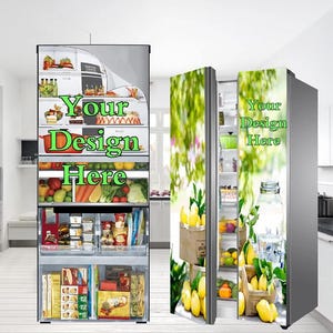 Può includere: Un frigorifero in acciaio inossidabile con due porte. La porta sinistra presenta un design verde e bianco con limoni e un cesto di limoni. La porta destra presenta un design verde e bianco con un barattolo e un cesto di limoni. Il testo "Your Design Here" è presente su entrambe le porte. Il frigorifero è dotato di ripiani e cassetti pieni di cibo.