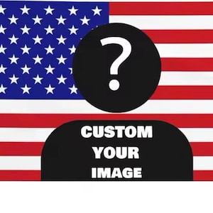 Puede incluir: Una silueta negra de una persona con un signo de interrogación en la cabeza, sobre un fondo de bandera estadounidense roja, blanca y azul. El texto "CUSTOM YOUR IMAGE" está debajo de la silueta.