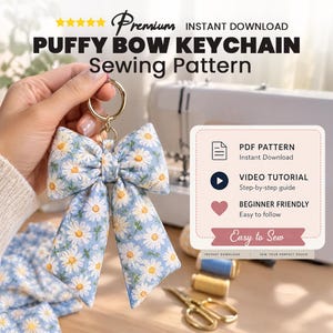 Puede incluir: Un patrón de costura para llavero de lazo acolchado en tela azul claro con estampado de margaritas blancas y amarillas. El texto dice Premium Puffy Bow Keychain Sewing Pattern, PDF Pattern, Video Tutorial, Beginner Friendly, Easy to Sew.