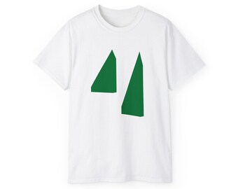 Puede incluir: Camiseta blanca con un diseño geométrico verde de dos triángulos.