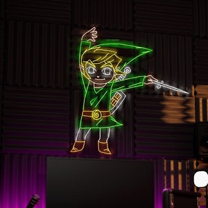 Op de afbeelding: Neonbord van een stripfiguur in groen, met een zwaard, aan een donkere muur. De kamer heeft een bureau met een monitor, luidsprekers en een microfoon, samen met een bakstenen muur en een vinylplaat.