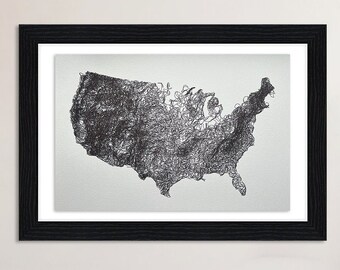 Può includere: Un disegno in bianco e nero degli Stati Uniti d'America. La mappa è incorniciata in una cornice nera.