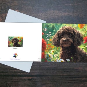 TARJETA CAVAPOO EN BLANCO, Cavapoo marrón corriendo a través de flores, Tarjeta brillante interior en blanco, Regalo para el dueño de la mascota, Regalo colorido para el amante de los perros