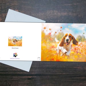 Tarjeta de felicitación BASSET HOUND, lindo perro corriendo a través de flores, tarjeta brillante interior en blanco, regalo para el dueño de la mascota, regalo colorido para el amante de los perros