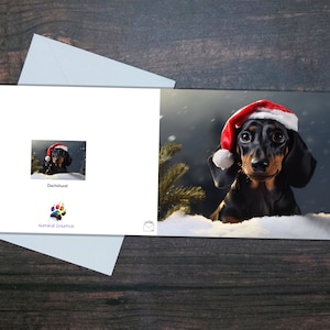 TEKKEL KERSTKAART, schattige kortharige teckelhond met kerstmuts in de sneeuw, feestelijke winterkerstkaart, seizoensgebonden glanzende blanco kaart