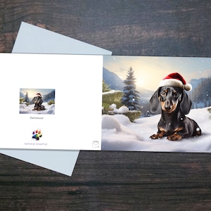 TEKKEL KERSTKAART, schattige kortharige teckelhond met kerstmuts in de sneeuw, feestelijke winterkerstkaart, seizoensgebonden glanzende blanco kaart