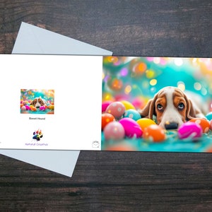 Cartão de Páscoa BASSET HOUND, Cachorro deitado entre ovos de Páscoa, Cartão brilhante em branco, Presente para dono de animal de estimação, Presente colorido para amante de cães