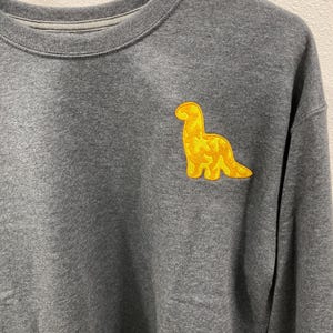 Besticktes niedliches Dino Nugget-Pullover-Sweatshirt, Brontosaurus, einfaches lustiges Geschenk, Dinosaurier-Nuggie-Nostalgisches-Lebensmittel-Themen-Shirt, Schlafanzug