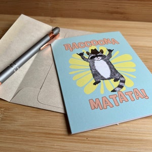 Raccoona Matata - Jolie carte / Encouragement au bien-être mental / Bonne chance / Félicitations / Anniversaire - Originaire de Colombie-Britannique, Canada
