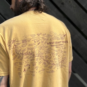 Carte de randonnée du sentier de la côte ouest - T-shirt par Raven Thumb Creative - Fabriqué à Port Renfrew, île de Vancouver, Colombie-Britannique, Canada