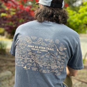 Carte de randonnée du sentier Juan de Fuca - T-shirt par Raven Thumb Creative - Fabriqué à Port Renfrew, île de Vancouver, Colombie-Britannique, Canada