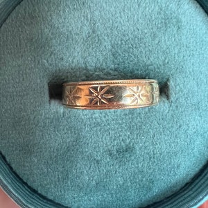 Early vintage/late antique 18k gold star set band