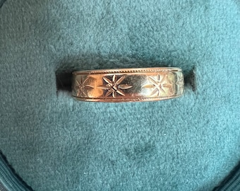 Early vintage/late antique 18k gold star set band