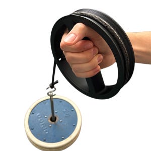 Può includere: Maniglia per esercizi nera con impugnatura strutturata, collegata a un disco pesi blu e bianco. La maniglia è tenuta in mano, suggerendo l'uso per l'allenamento della forza o le routine di fitness. Il disco pesi è contrassegnato con il numero 2,5.