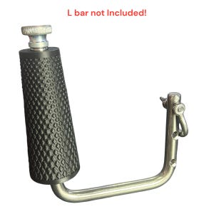 Può includere: Un'impugnatura nera strutturata con una parte superiore argentata e un braccio metallico curvo. Il testo "L bar not Included!" è in rosso sopra l'oggetto. L'impugnatura ha un motivo a diamante.