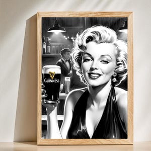 Peut inclure: Illustration en noir et blanc d'une femme tenant un verre de bi&egrave;re Guinness. La femme porte une robe noire et a un look hollywoodien classique. L'arri&egrave;re-plan est une image floue d'un bar.