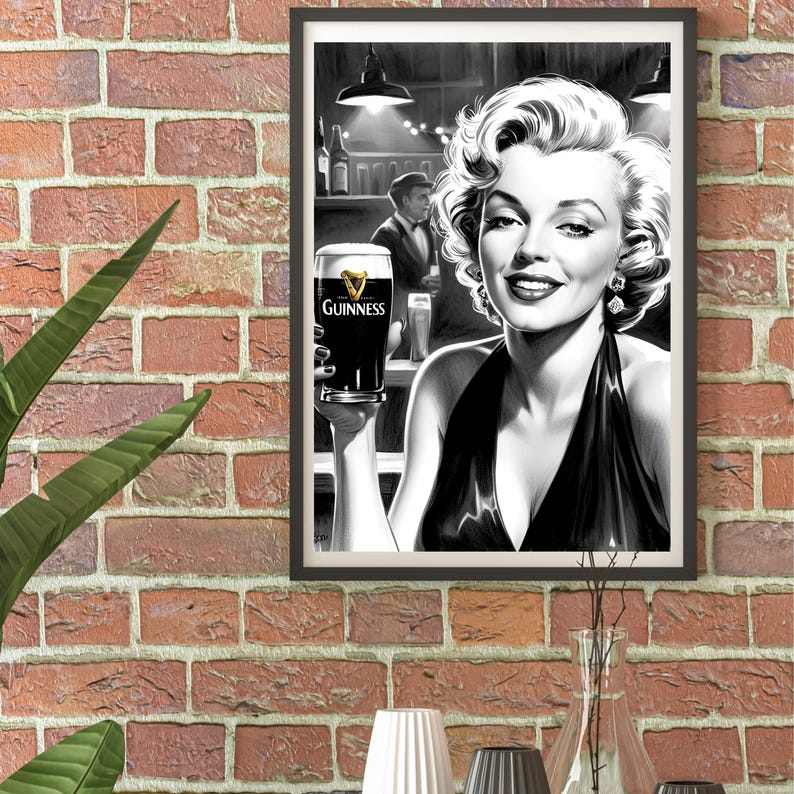 Peut inclure: Illustration en noir et blanc d'une femme tenant un verre de bi&egrave;re Guinness. La femme porte une robe noire et a un look glamour. L'arri&egrave;re-plan est une sc&egrave;ne de bar avec un homme debout derri&egrave;re le bar.