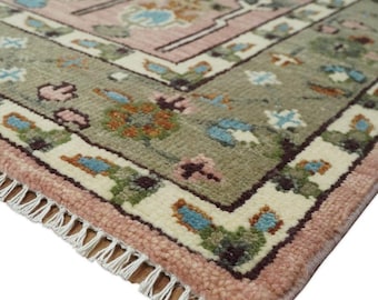 Handgeknüpfter Oushak Wollteppich: Blush Pink & Salbei Grüner Blumenteppich