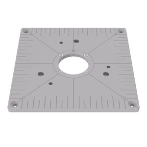 Peut inclure: Une plaque de base de défonceuse carrée gris clair avec une ouverture circulaire centrale, quatre trous de montage aux coins et des graduations gravées sur les bords. La plaque présente des lignes diagonales et le nombre 60 au centre.