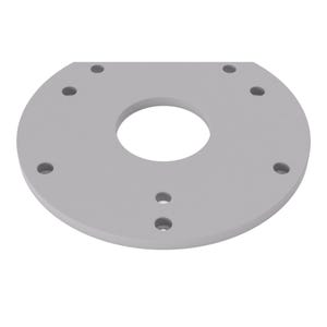 Pode incluir: Uma placa de montagem circular de metal cinza-claro, plana, com um grande recorte circular central e oito orifícios circulares menores dispostos simetricamente ao redor do perímetro, com uma borda reta cortada na parte superior da placa.