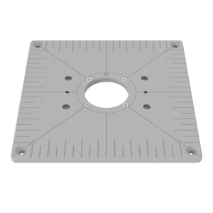 Peut inclure: Une plaque de base de défonceuse carrée gris clair avec une ouverture circulaire centrale, quatre trous de montage et des graduations gravées sur les bords. La plaque présente des lignes diagonales et le nombre 60 près du trou central.