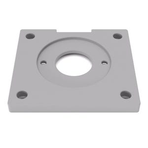 Peut inclure: Une plaque de montage carrée gris clair dotée d'une grande ouverture circulaire au centre, de quatre trous d'angle pour les fixations et de deux petits trous filetés situés sur le rebord circulaire intérieur pour une fixation sécurisée.