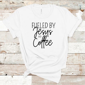Aangedreven door Jezus en koffie T-shirt, koffie tee, Jezus tee