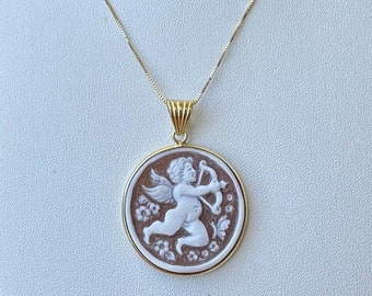 Genuine Italian cameo necklace hand-engraved on sardonyx shell and set in gold-plated 925 silver. Jewelry made in Italy.