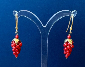 Cluster earrings in real natural Mediterranean red coral and gold-plated 925 silver setting. Handmade jewelry in Italy.