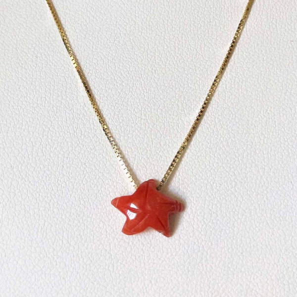 Pendentif en véritable corail rouge de Méditerranée en forme d'étoile avec chaîne en argent plaqué or. Fabriqué à la main en Italie.