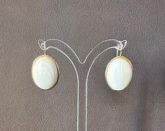 Gold-plated 925 silver earrings with "cassis rufa" shell set. Handmade jewelry in Italy.