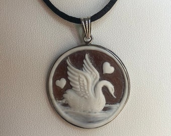 Véritable pendentif camée sardonique "en relief" avec gravure "cygne" sur une monture en argent 925. Bijoux faits main en Italie.