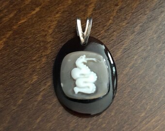 Vintage "snake" cameo in real sardonyx on African "sea fin" shell and 925 silver hook. Hand engraved in Italy.